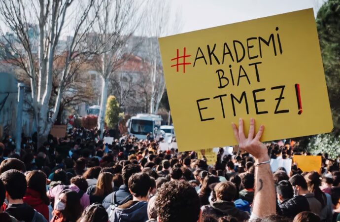Gelo azadîya ramanî li zanîngehan heye?